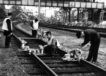 153410 Afbeelding van wegwerkers tijdens onderhoudswerkzaamheden aan het spoor bij het Maliebaanstation ...