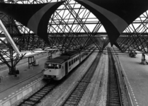 155985 Afbeelding van het electrische treinstel nr. 2836 (plan Y, Sprinter ) van de N.S. langs het perron van het ...