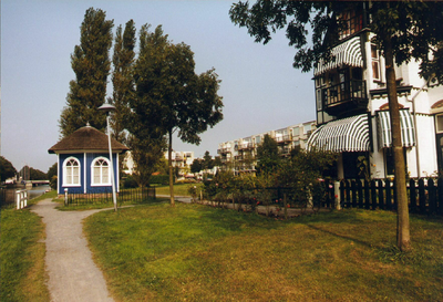 23395 Gezicht op de gerestaureerde theekoepel en een deel van het huis Salamanderpad 200 te Utrecht met links de ...