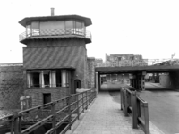 163678 Gezicht op het nieuwe spoorviaduct met seinhuis tussen het Kattenburg (Mariniersplein) en de Handelskade te ...