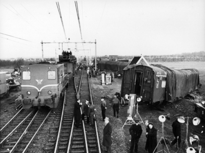 157537 Afbeelding van de diesel-electrische locomotief nr. 2295 (serie 2200/2300) van de N.S. met een ...