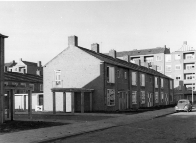 71084 Gezicht op de huizen Stormdijklaan 14 (links) -hoger te Utrecht. Links de ingang van de Huize de Geerlaan.