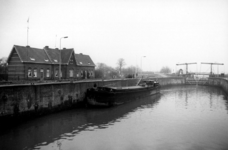 25113 Gezicht op de Grote Sluis in het Merwedekanaal te Vianen, met links enkele dienstwoningen.