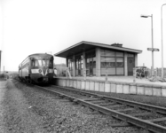 150895 Gezicht op het N.S.-station Eijgelshoven te Kerkrade met een diesel-electrisch motorrijtuig DE 1 ( Blauwe Engel ...