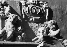 62429 Afbeelding van de cartouche met het jaartal ''1621'' rechts boven het poortje van het Bruntenhof (Lepelenburg 9) ...