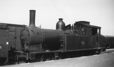 162486 Afbeelding van de stoomlocomotief nr. 7117 (serie 7100, nrs. 7111-7125) van de N.S. te Nieuwersluis.