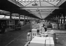 163938 Interieur van de douaneloods bij het N.S.-station Nijmegen te Nijmegen.