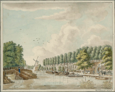 36309 Gezicht over de stadsbuitengracht op de stadswal te Utrecht met rechts het Mariawaterpoortje (een doorgang in de ...