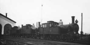 162484 Afbeelding van de stoomlocomotieven nrs. 7113, 7117 en 7119 (serie 7100, nrs. 7111-7125) van de N.S. te Vlissingen.