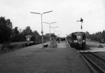 153142 Gezicht op het perron van het N.S.-station Kerkrade Centrum te Kerkrade met diesel-electrische motorrijtuigen DE ...