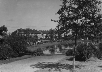 83208 Gezicht op het Willem de Zwijgerplantsoen te Maartensdijk, uit het zuidwesten.N.B. Het Willem de Zwijgerplantsoen ...