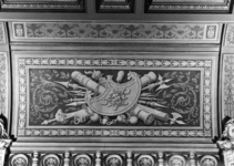 156750 Afbeelding van een geschilderde wapenuitrusting in het trappenhuis van het Koninklijk paviljoen van het ...
