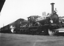 161288 Afbeelding van de stoomlocomotief nr. 755 (serie 700) van de N.S. met een trein naar Stadskanaal op het ...