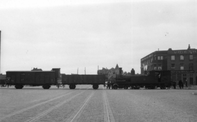 161385 Afbeelding van de stoomlocomotief nr. 5535 (serie 5500) van de N.S. met een goederentrein op het raccordement in ...