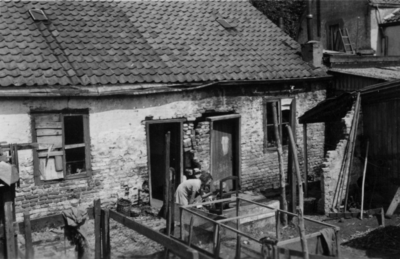 24763 Gezicht op de achterzijden van enkele huizen aan de Wilhelminastraat te Wijk bij Duurstede.