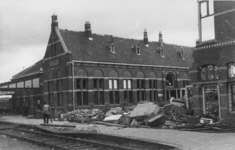 158068 Gezicht op het tijdens de oorlog beschadigde N.S.-station Kesteren te Kesteren. Rechts de vernielde noordelijke ...