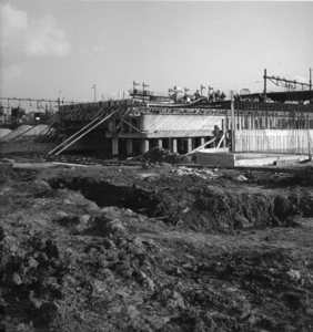 156389 Gezicht op de werkzaamheden ten behoeve van de verbreding van de Dommelbrug te Eindhoven.