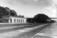 154690 Gezicht op de perronzijde en de perronkap van het N.S.-station Zwolle te Zwolle.