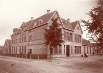 121027 Gezicht op de voor- en zijgevel van de Openbare Lagere School M.P. Lindostraat 4 te Utrecht; links de Vosmaerstraat.
