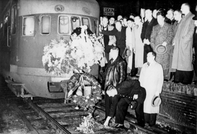 162572 Afbeelding van het versieren van een treinstel van N.S. op het N.S.-station Amsterdam C.S. te Amsterdam ter ...