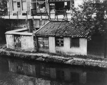 28449 Gezicht op de werf en de werfkelder aan de oostzijde van de Oudegracht te Utrecht, ter hoogte van het huis ...