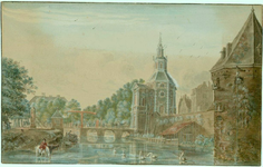 36617 Gezicht over de stadsbuitengracht te Utrecht op de stadswal met de Wittevrouwenpoort en -brug, uit het noorden, ...