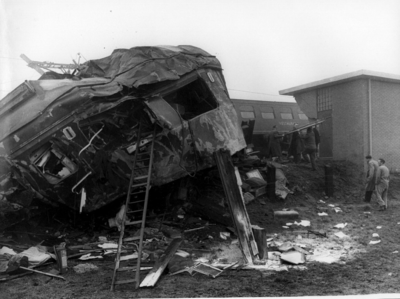 157620 Gezicht op het bij de treinramp te Harmelen vernielde rijtuig nr. A 6544 (plan E) van de N.S. Rechts het door de ...