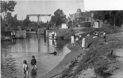 62239 Gezicht op de Leidsche Rijn te Utrecht, met enkele badende kinderen. Rechts op de achtergrond de Rijksmunt.