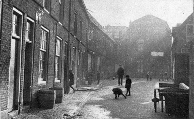 58632 Gezicht in de Hooipoort in Wijk C te Utrecht, vóór de sloop van de poort.N.B. De straatnaam Hooipoort is in 1963 ...