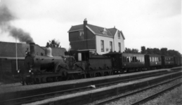 161274 Afbeelding van de stoomlocomotief nr. 1464 (serie 1300/1400) van de N.S. met trein 3673 naar Zwolle op het ...