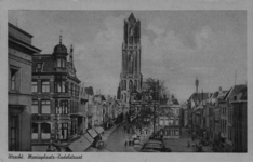 122098 Gezicht op de Mariaplaats te Utrecht, op de achtergrond de Zadelstraat en de Domtoren.