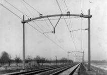 164424 Gezicht op de spoorlijn ten zuiden van Dordrecht, met bovenleidingsportalen van gewapend beton (type GP).