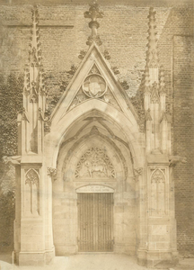 82467 Gezicht op de neogotische westelijke toegangspoort van de kruisgang van de Domkerk aan het Domplein te Utrecht.