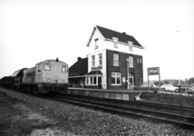 155881 Gezicht op de perronzijde van het N.S.-station Kropswolde te Kropswolde met links de diesel-electrische ...