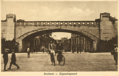 162609 Gezicht op het spoorviaduct over de Zijpendaalseweg (Zijpse Poort) te Arnhem.
