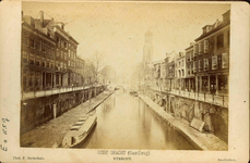 122352 Gezicht op de Oudegracht te Utrecht met op de achtergrond de Gaardbrug, vanaf de Hamburgerbrug.
