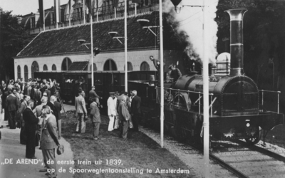 162797 Afbeelding van de replica van de stoomlocomotief De Arend van de N.S. op het tentoonstellingsterrein van de ...