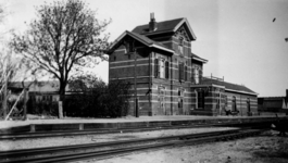 161713 Gezicht op het voormalige N.S.-station Hengelo G.O.L.S. te Hengelo.N.B. Het gebouw werd op 7-10-1944 door ...