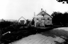 53961 Gezicht op de voorgevel van de beheerderswoning van het volkstuinencomplex van de Volksbond tegen Drankmisbruik ...