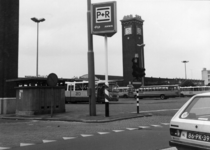154554 Gezicht op het N.S.-station Nijmegen te Nijmegen met op de voorgrond het Stationsplein met enkele streekbussen.