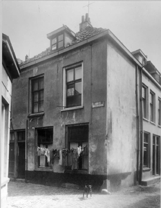 60729 Gezicht op de voor- en zijgevel van het hoekhuis Korte Rozendaal te Utrecht; rechts de ingang van de Lange Rozendaal.