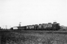 160972 Afbeelding van een trein Zwolle-Mariënberg, bestaande uit de motorrijtuigen omBC 1905 en omBC 1904 (serie omBC ...