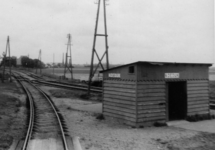 161069 Gezicht op de halte Koedijk van de N.S. in de splitsing van de tramlijn uit Alkmaar richting Schoorl en Warmenhuizen.