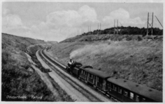 161170 Gezicht op de ingraving van de spoorlijn Ede-Arnhem te Oosterbeek, met een passerende trein getrokken door een ...