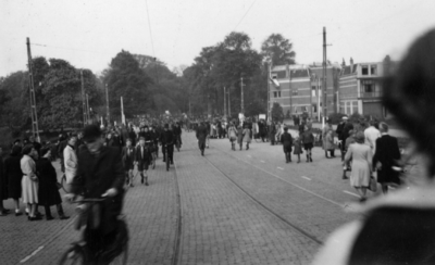 24754 Afbeelding van de feestdrukte na de bevrijding op de Biltstraat te Utrecht, uit het oosten (ter hoogte van de ...