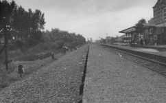 158088 Gezicht op de perrons van het tijdens de oorlog beschadigde N.S.-station Tiel te Tiel.