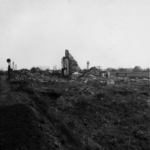 158980 Gezicht op de restanten van de tijdens de oorlog vernielde wachterswoning te Snippeling Aansluiting bij Deventer.
