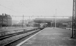 163163 Gezicht op het perron van het N.S.-station Scheveningen Kurhaus te Scheveningen, met een trein bestaande uit ...