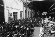 160628 Afbeelding van voor verzending bestemde fietsen op het perron van het N.S.-station Den Haag S.S. te Den Haag.