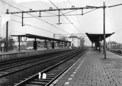 152994 Gezicht op de perrons van het N.S.-station Abcoude te Abcoude met op de achtergrond het stationsgebouw.